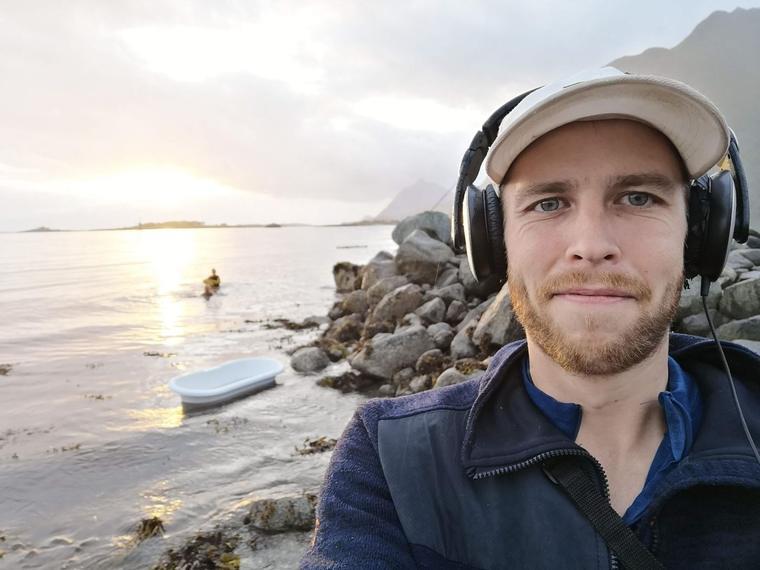 Tord Olsen med hodetelefoner på opptak