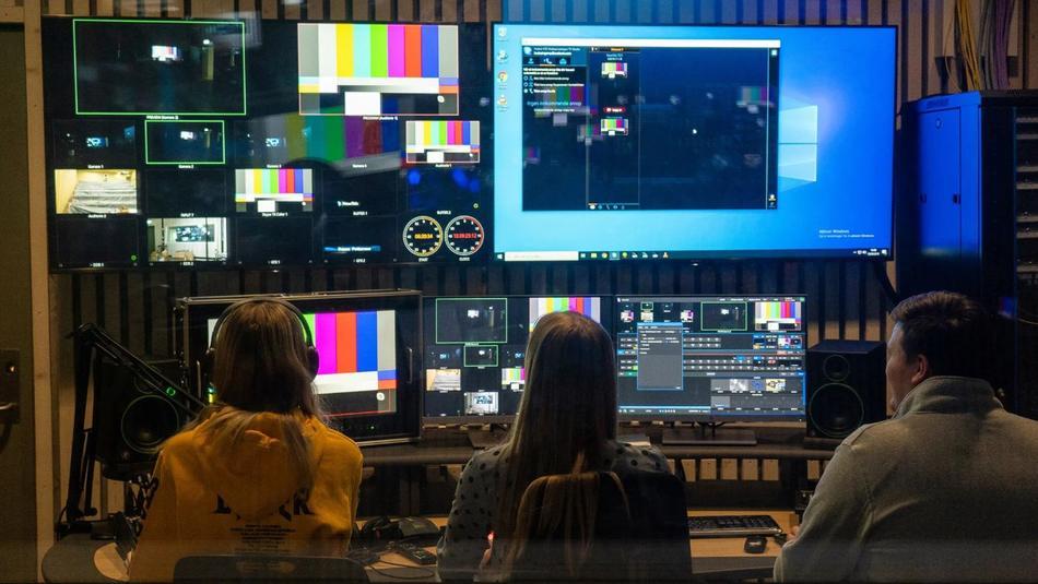 Studenter i kontrollrommet i TV-studioet på Stokmarknes