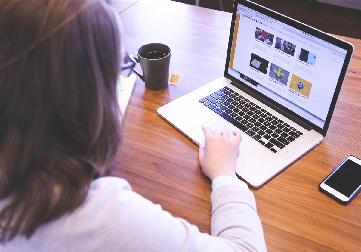 En kvinne sitter ved en PC. - Klikk for stort bilde