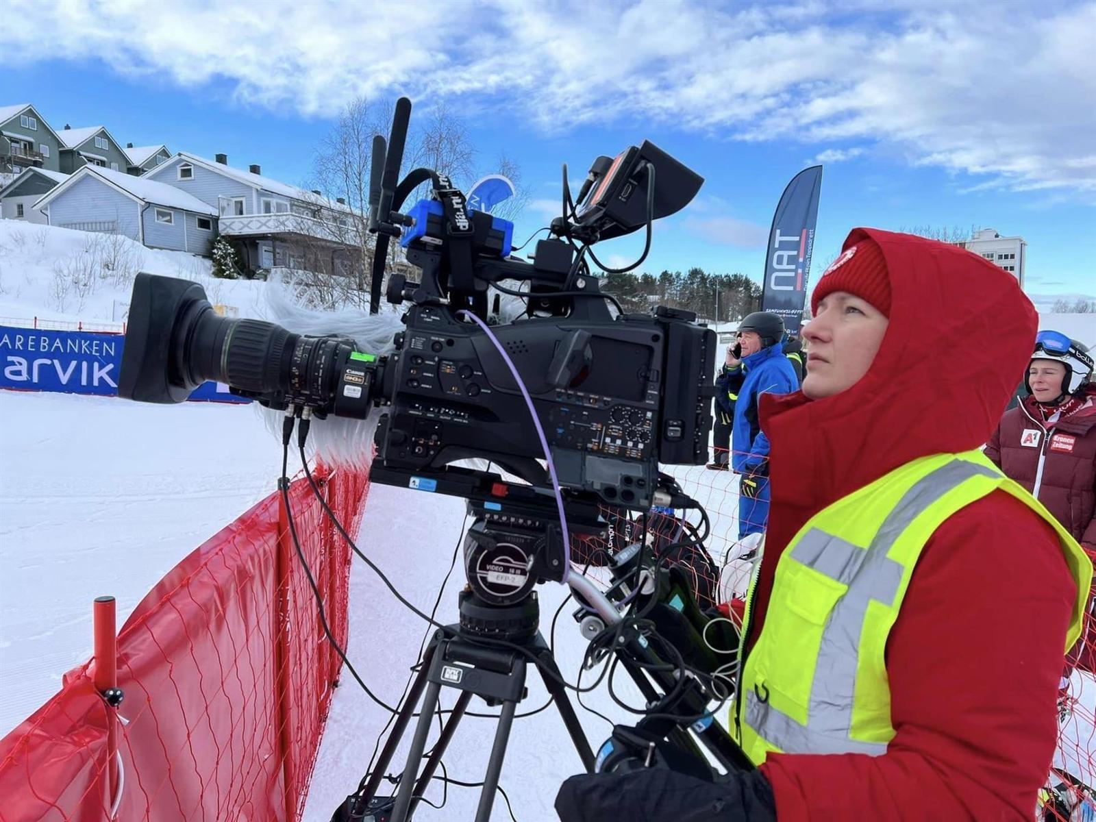 Student filmer med videokamera i alpinløype