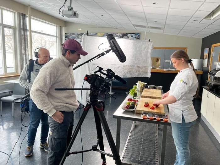 Studenter filmer matlaging i studio