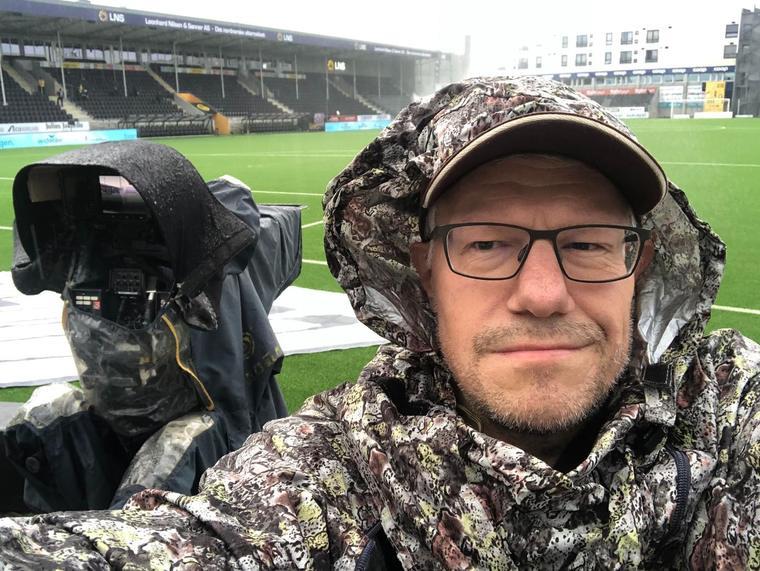 Sigfinn Andersen ved TV-kamera på stadion