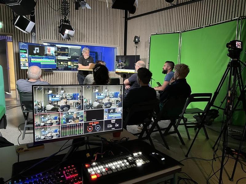 Undervisning i TV-studio med greenscreen og lysrigg