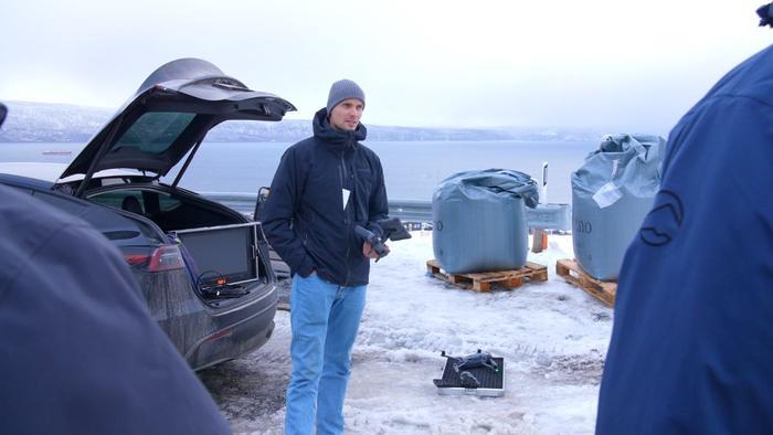 Droneundervisning utendørs ved fjorden